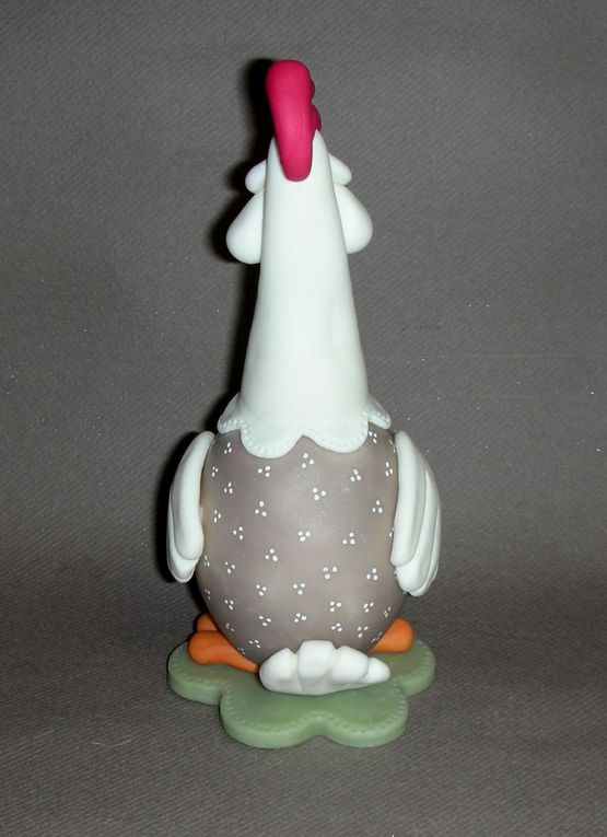 Petite poule en porcelaine froide