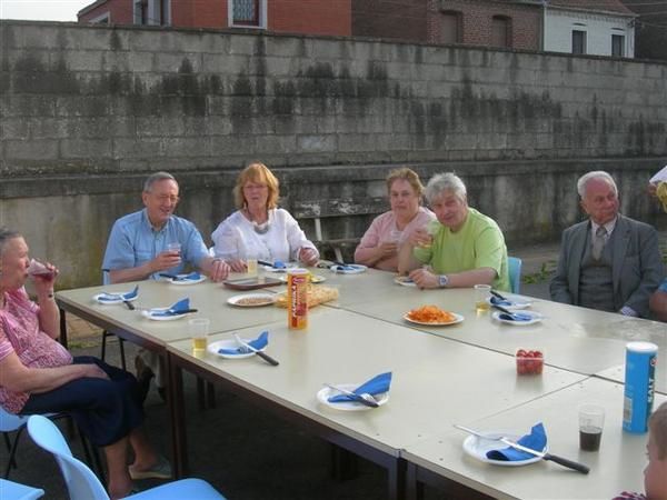 Rien de tel que de boire un verre avec tous les membres pour clôturer la saison