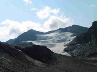 La progression sur la moraine vers le glacier. A gauche les nuages du versant italien stagnent derrière la pointe de la Galise.