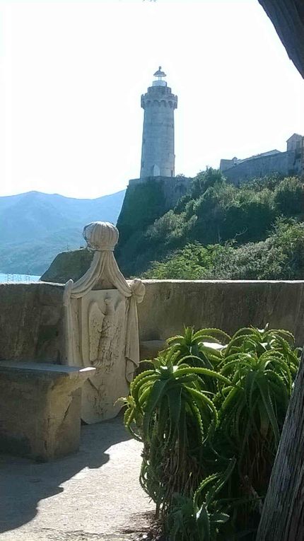 Stèle impériale dans le jardin, Détail de la traîne de la belle Pauline