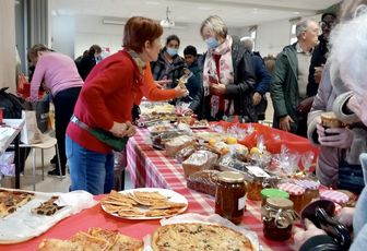 LE MARCHÉ DE NOËL SOLIDAIRE : PRÉPARATIFS ET ACCUEIL DES PREMIERS VISITEURS 