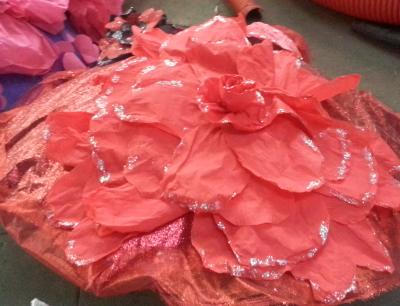 Paraguas rojo de flores reciclado para carnaval
