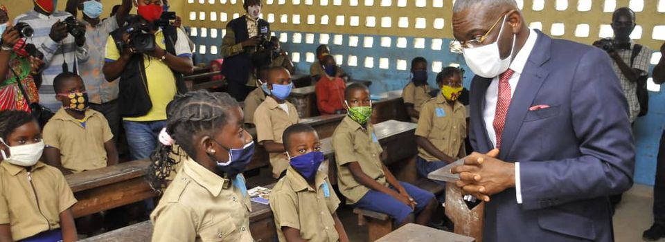 APRÈS 2 MOIS D'INTERRUPTION, LES ÉLÈVES EN CLASSE D'EXAMEN REPRENNENT AVEC LE CHEMIN DE L'ÉCOLE.