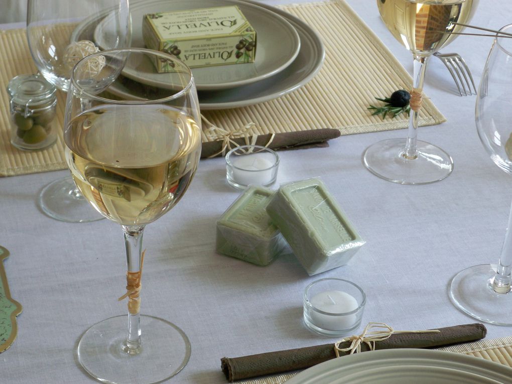 Une table aux saveurs estivales dressée pour une douce soirée d'été.