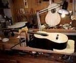 <span style="font-weight: bold;">Jean-Baptiste Castelluccia </span>est un luthier... v&eacute;ritable...<br />H&eacute;ritier d'une longue lign&eacute;e de luthiers, ce faiseur de guitares extraordinaires a choisi le fameux quartier de la rue de Rome pour exercer son art.