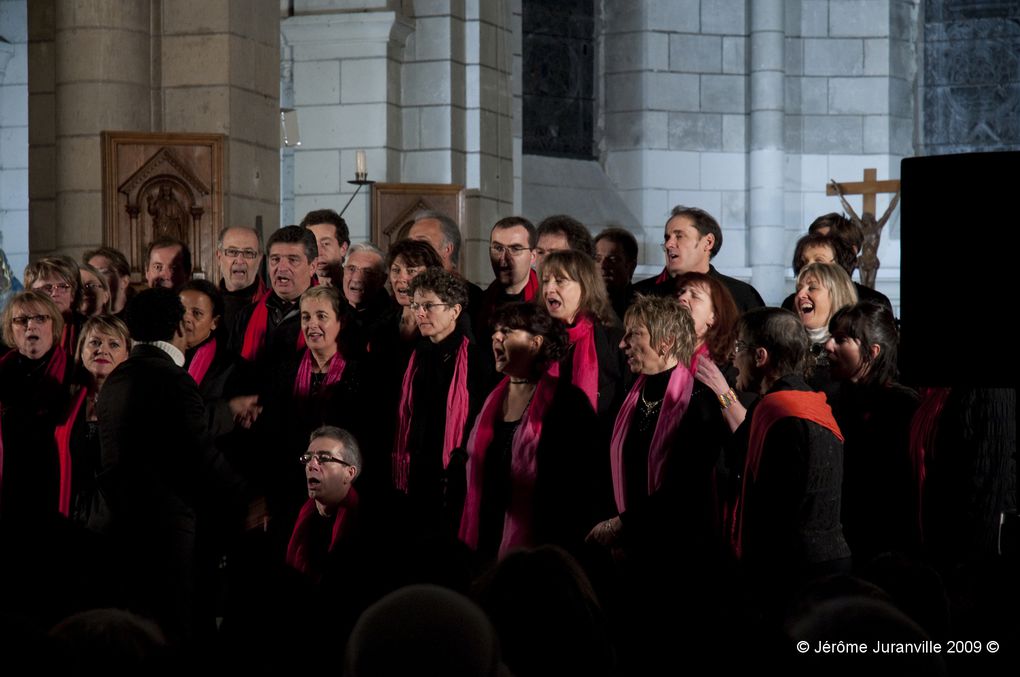 Le 19 décembre 2009 à l' église de Joué les Tours la chorale 
VOICE avec l' aide des chorales Joy of Gospel et Happy Gospel du Maine et Loire , ont donné un 
concert sous la baguette de leur chef de choeur commun : STEPHANE  CLAIRE