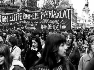 Photo 1 : Manifestation, 1968 © Utopiart films. Photo 2 : Saqqez en Iran, ville natale de Mahsa Amini, octobre 2022 : © Sakis Mitrolidis/AFP