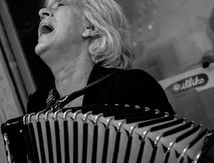 Céline Caussimon chante au Petit Bouchon d' Orléans