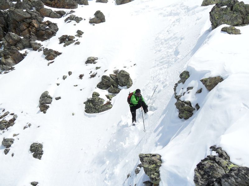 A partir des chalets, 800m de pentes soutenues : 300m à environ 35° puis de plus en plus raide et étroit avec environ 150 m à 45° sur la fin et une sortie à 50° sur une vingtaine de mètres.
Le haut du couloir est orienté NW, les pentes suiva