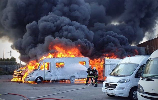 Chenôve (21) - Les pompiers de Dijon confrontés à plusieurs camping-cars en feu