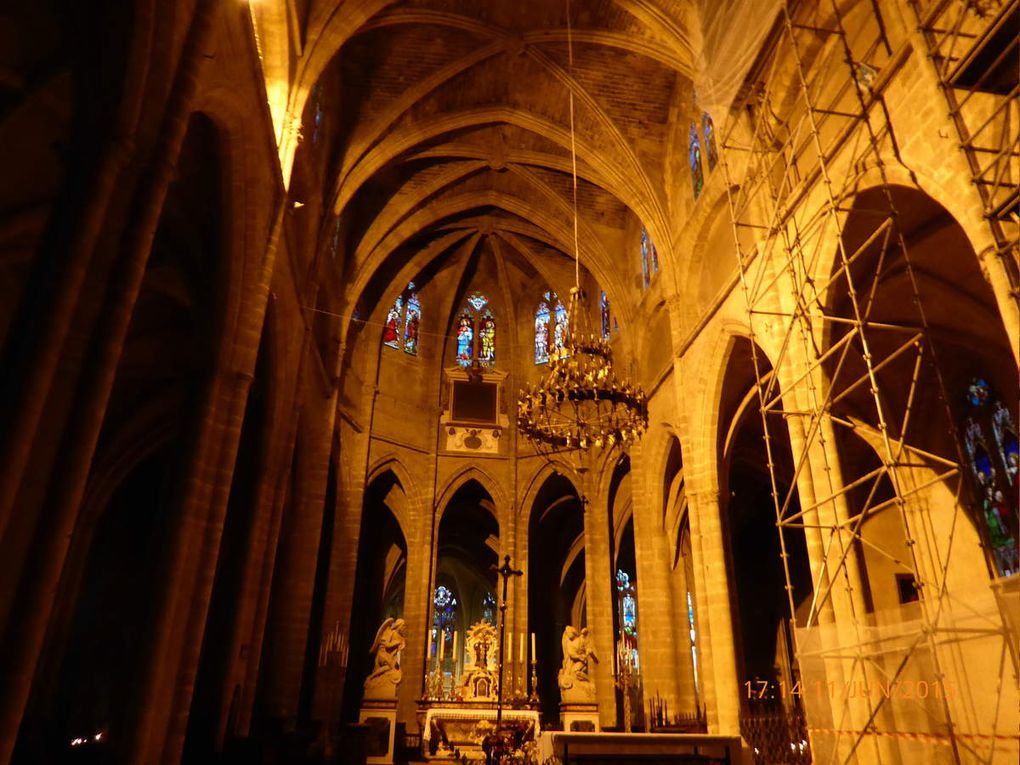 Le tympan du portail du centre est consacré au jugement dernier, celui du nord à Saint Pierre, celui du sud à la vierge.