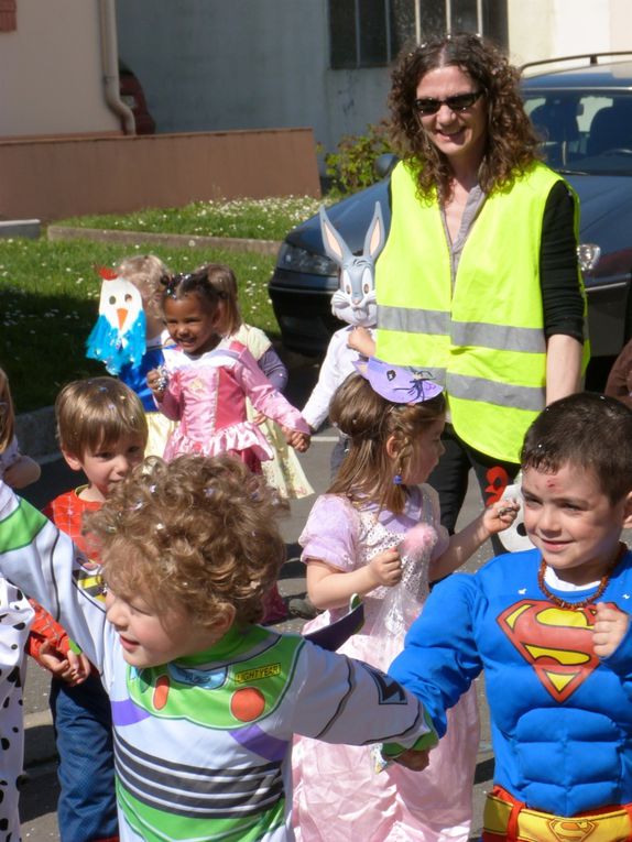 Les 11 classes ont défilé dans les rues du bourg.