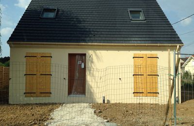 Fourreau EDF + Veolia + France télécom en place et remblai autour de la maison... Ça sent bon!