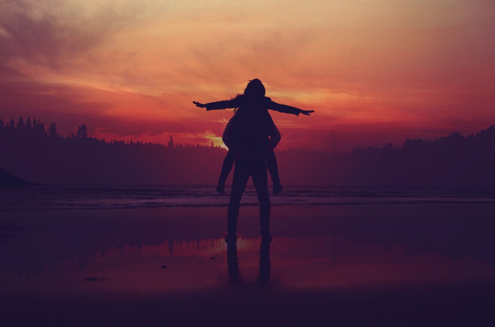 un couple qui regardent le crépuscule