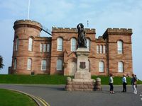 INVERNESS son château, le YES, le kilt en guise de soutien. La distillerie. Les moutons des landes et notre appartement à Edembourg. 