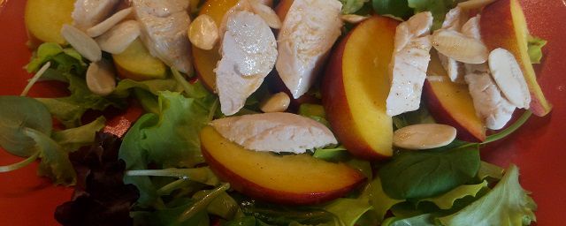 Insalata di filetti di pollo con pesche, mandorle e misticanza