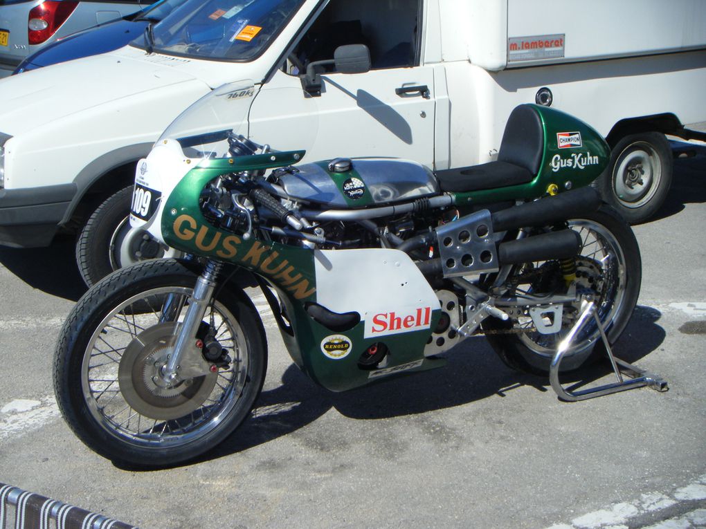 Les coupes moto légende ont eu lieu le week-end du 30 et 31 Mai 2009.
Voiçi 2 albums photo concernant un panache de motos de 1900 à 1990.QUE DU BONHEUR!
Félicitations à toute l'équipe de MOTO LEGENDE.Cliquez sur les 2 albums photos.VINCENTEAM