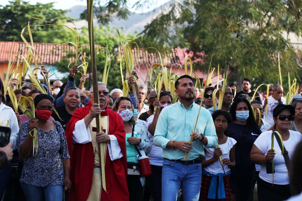 Fieles católicos de Guacara celebran Domingo de Ramos con recorrido por calles del casco central