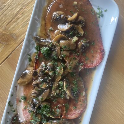 Jambon grillé sauce madère champignons 