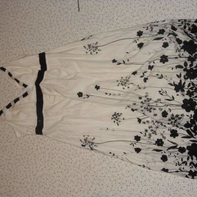 Robe promod blanche à fleurs noir