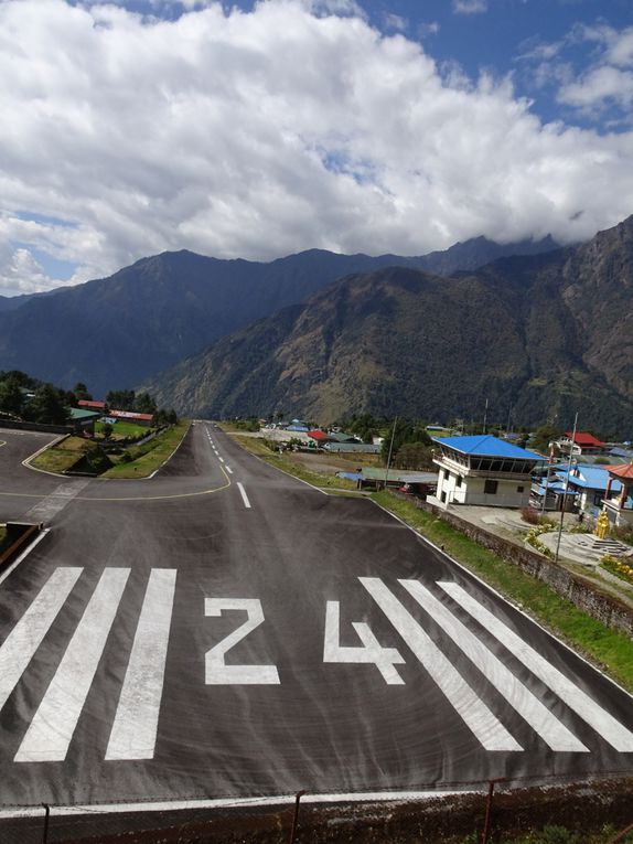 Depuis l'aéroport de Lukla, sa piste de décollage /  Statue de Sir Hillary et son Sherpa Tensing Norgay, les 2 premiers hommes à avoir gravi l'Everest en 1953