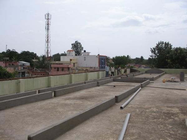 Séjour en Inde pour la construction en toiture d'un condenseur radiatif ou récupérateur passif de rosée comme ressource alternative en eau potable pour cette région du Tamil Nadu. photos Owen Clus