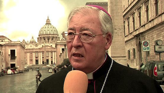 Hay que quitarles a las mujeres el voto por que ya están pensando mucho: Obispo de Alcalá