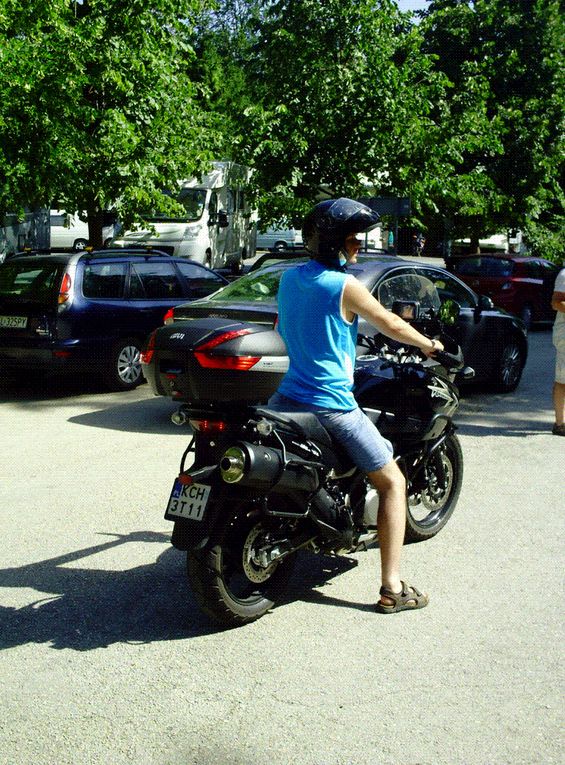 DIAPORAMA - 3 PHOTOS  - CES MOTOS ÉTAIENT DÉJA LA........... PEUT ETRE AUSSI DE MOINS LOIN - SOUVENEZ VOUS DEPUIS CE MATIN 220 KIL - DES VRAIS DES PURS CES MOTARDS DU UNSERSBANDE