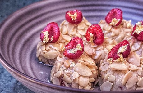 Ghriba aux amandes et framboises au sirop de citron