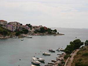 Entre Sibenik et Rogoznica, petit déjeuner sur la terrasse