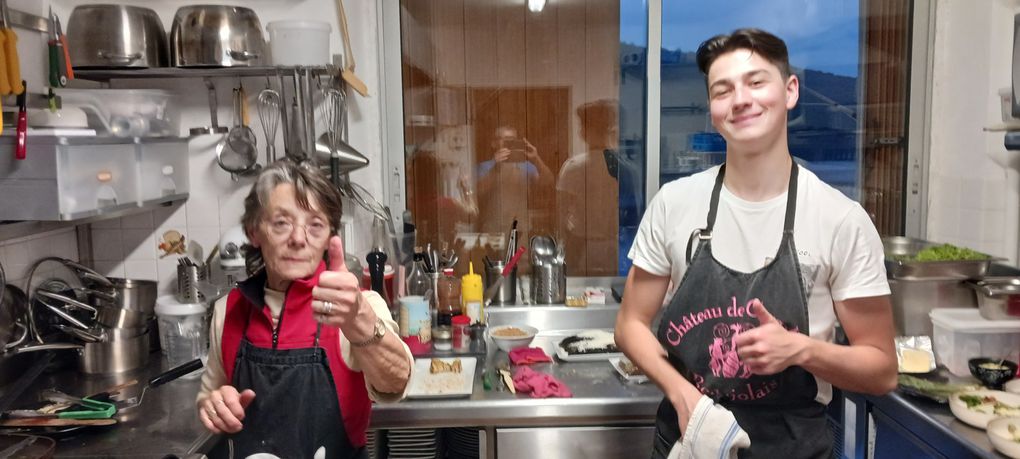 Equeuter les haricots verts de la ferme Bio de Clément...un travail quotidien!, quelques entrées,  plats et desserts  de la saison 2023!     de 2023 