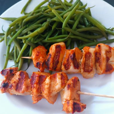 Brochettes de poulet épicé, salade de concombre de Cyril Lignac dans tous en cuisine