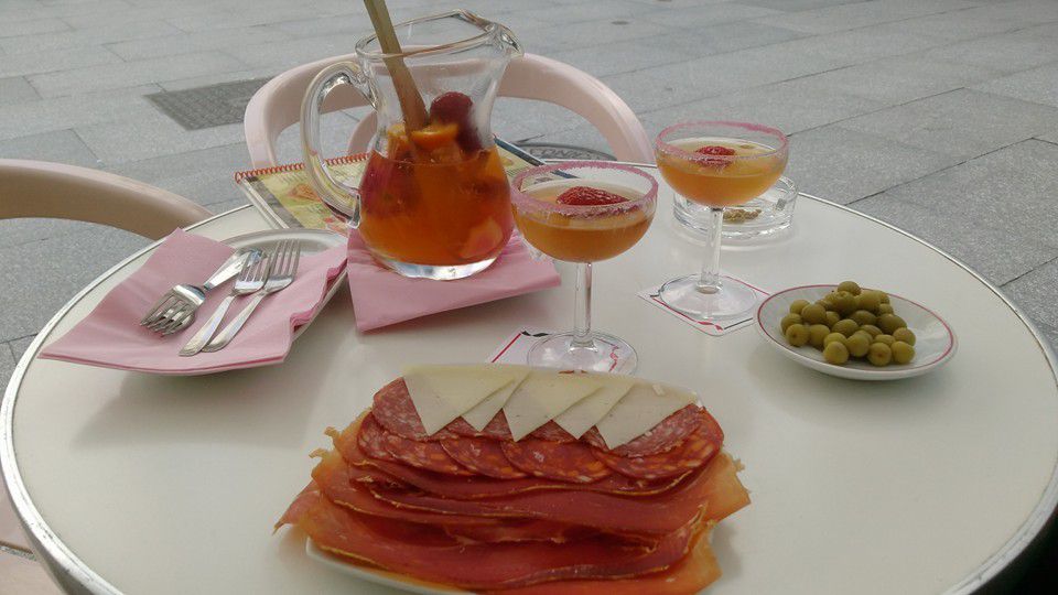 Restaurant de tapas El Romani, les cocktails dans une paillote sur la plage, sangria champagne au bar Cannaletas