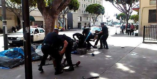 USA : Un sans-abri brutalement assassiné par des policiers à Los Angeles