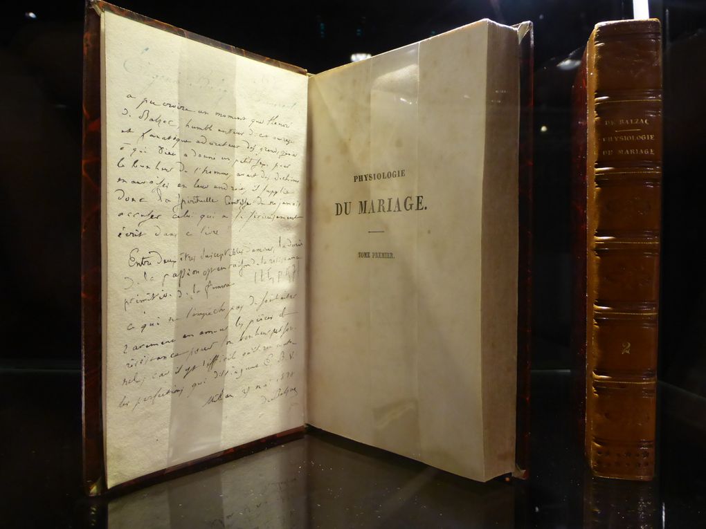Vues de l'exposition publique de la Bibliothèque de Pierre Bergé, Paris, Drouot Richelieu, vente du 11 décembre 2015 © Gilles Kraemer Le Curieux des arts, 8 décembre 2015