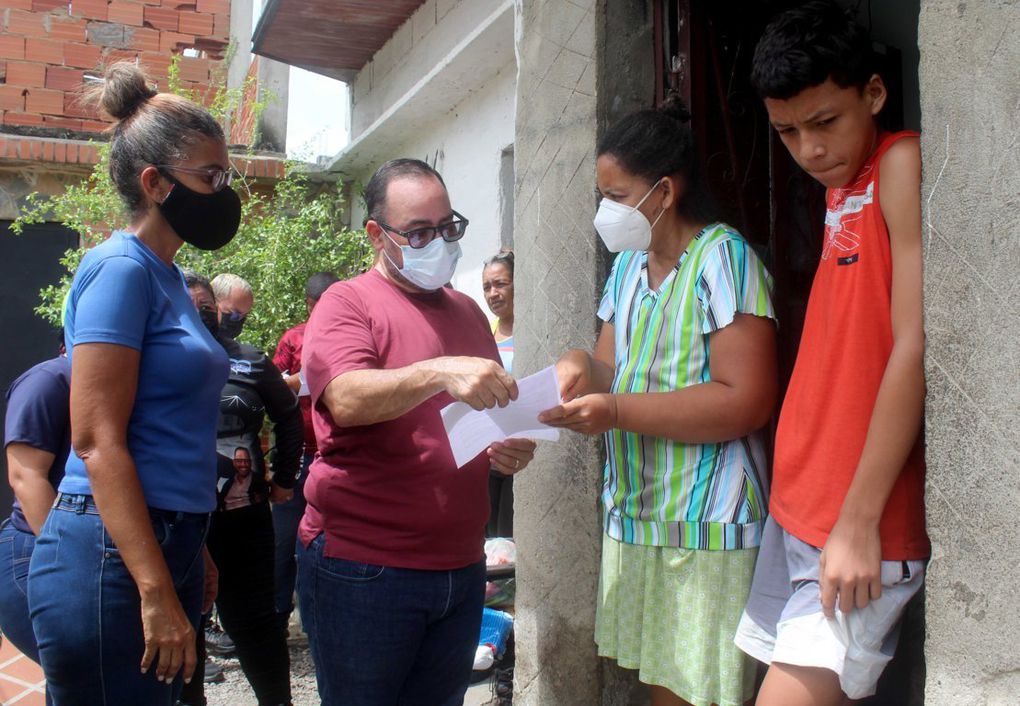 Alcalde de Puerto Cabello entregó insumos y provisiones a familias afectadas por las lluvias 