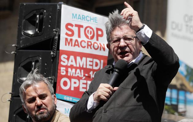 "Fête à Macron": Regardez Jean-Luc Mélenchon qui prend le micro et se met à chanter "Les nantis d'abord"