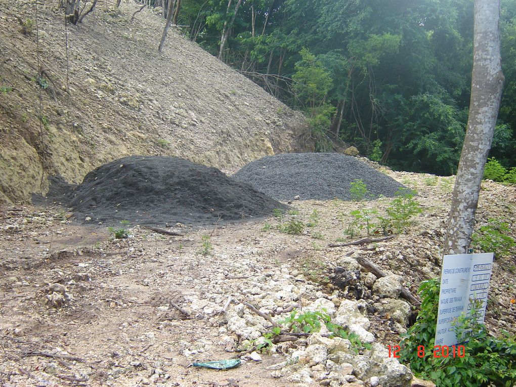 Installation de la fosse septique et de la cuve de récupération des eaux pluviales.