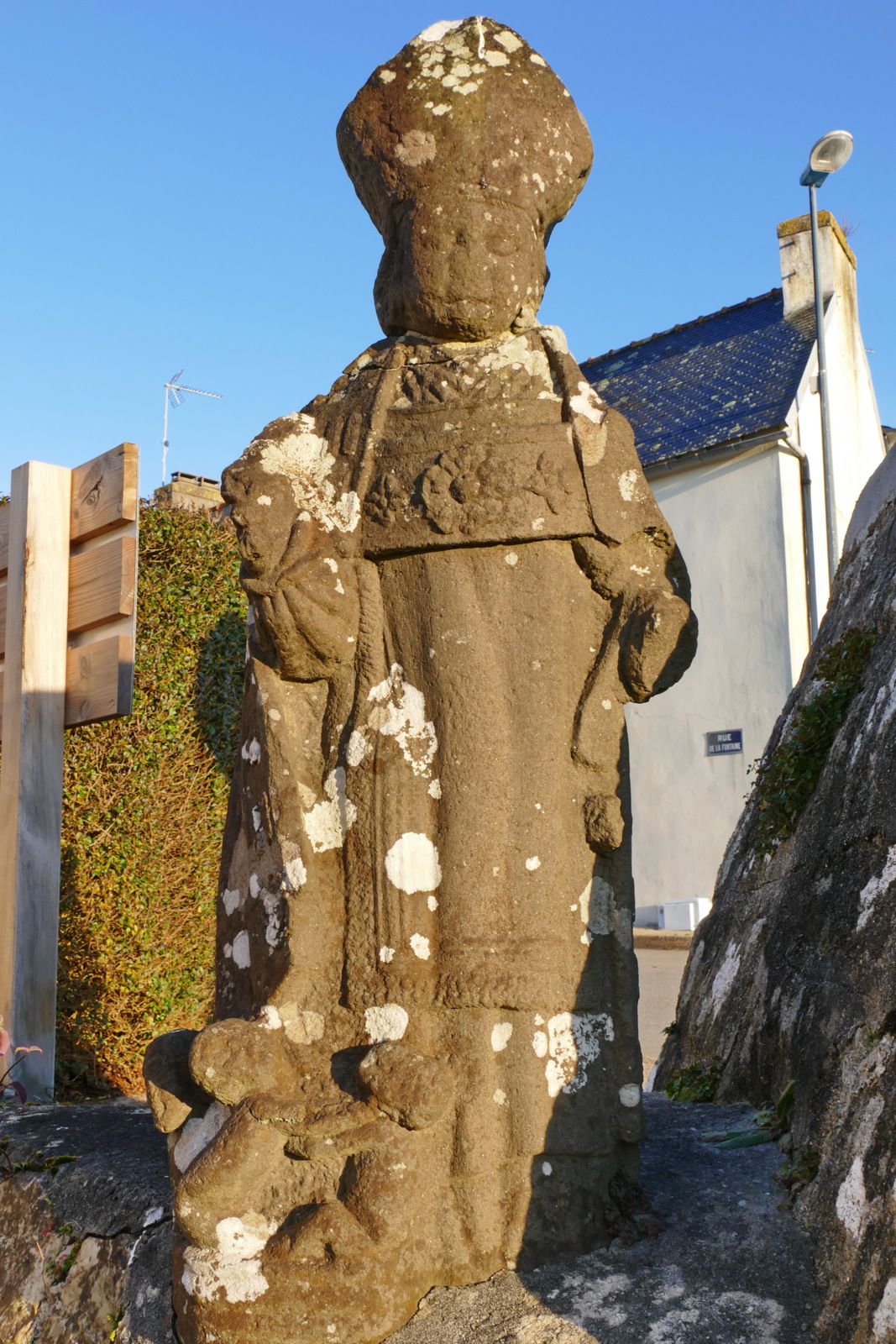 Saint Nicolas, kersantite, XVIe siècle, fontaine Saint-Mahouarn de Plomodiern  . Photographie lavieb-aile 2023.