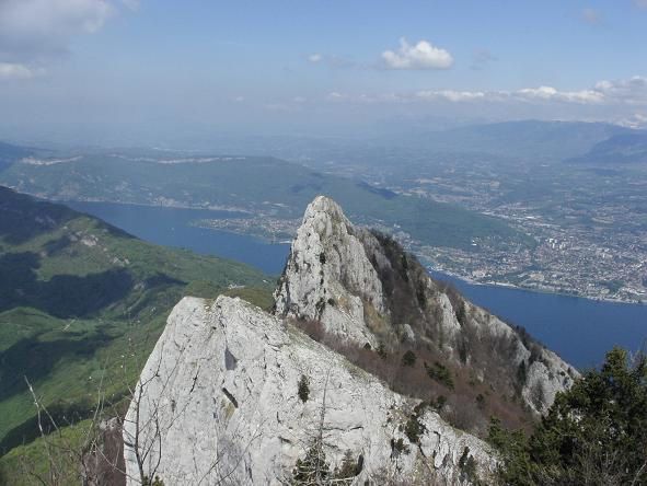 Il a une côte plus sauvage que l'autre, son voisin, le lac d'Annecy, et bien que sa renommée ne soit sans doute pas aussi grande, il a lui aussi sa beauté propre. Aix-les-Bains et Chambéry en sont les villes les plus proches, sans être exactemen