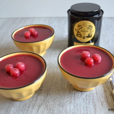 Petites crèmes au thé Matcha, chocolat blanc et coulis de groseilles