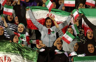 Des milliers d’#Iraniennes attendues pour assister à un match de #foot, une première depuis quarante ans
