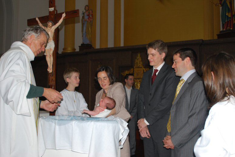 Par ce dimanche de Pâques, deux grands évènements : La messe de Pâques pendant lequel Inès a été baptisé, la chasse aux oeufs dans notre résidence pour Bertille.