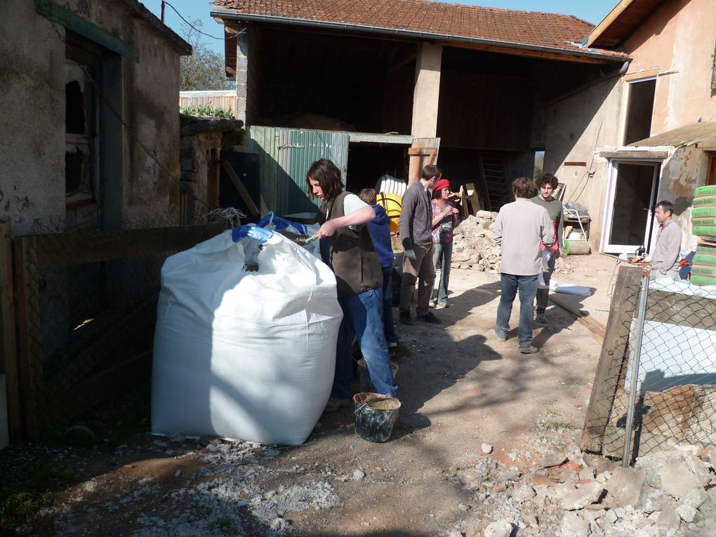 Les chantiers participatifs organisés et encadrés par Monique Cerro (voir son site:http://terre-pierre-et-chaux.fr/)