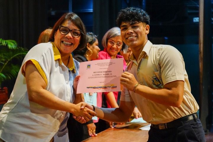 Alcaldesa Ana González encabezó acto de graduación de 230 bachilleres de la U.E.N. Abdón Calderón en Naguanagua