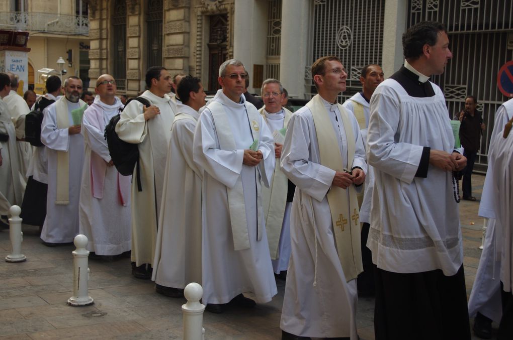 Grande procession en présence de Mgr Rey et Mgr Fisichella dans les rues du Centre ville