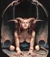 Les Gorgones, pareilles aux femelles vampires et aux succubes, sont des entités ailées avec des caractéristiques reptiliennes démoniaques...