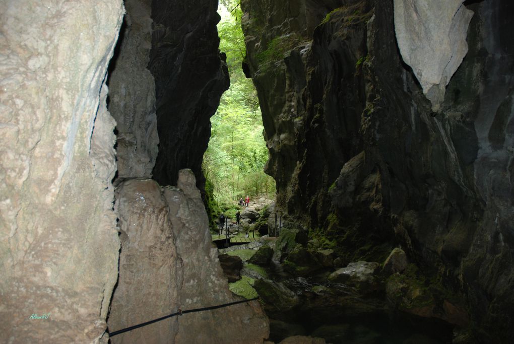 fin de ballade dans les gorges de Kakouetta. La grotte au fond des gorges.
