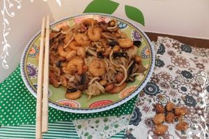 Nouilles chinoises aux crevettes, champignons et cacahuètes grillées 