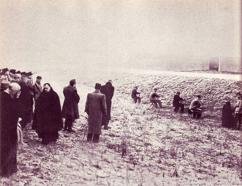 Les accusés de gauche à droite : Emilio De Bono (mains sur le visage), Carlo Pareschi, Galeazzo Ciano, Luciano Gottardi, Giovanni Marinelli et Tullio Cianetti - Les condamnés en attente de leur exécution (Ciano deuxième à droite, regarde derrière lui) - Le peloton d'exécution